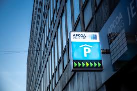 Enseigne APCOA Parking sur une façade