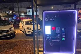 Borne de paiement automatique d'un parking en soirée