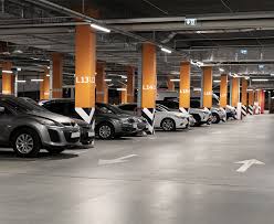Parking souterrain rempli de véhicules entre des piliers
