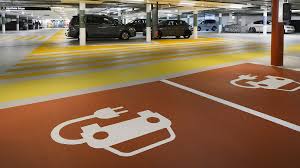 Places de recharge pour véhicules électriques signalées au sol dans un parking