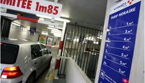 Grille de tarifs horaires à l'entrée d'un parking en ouvrage